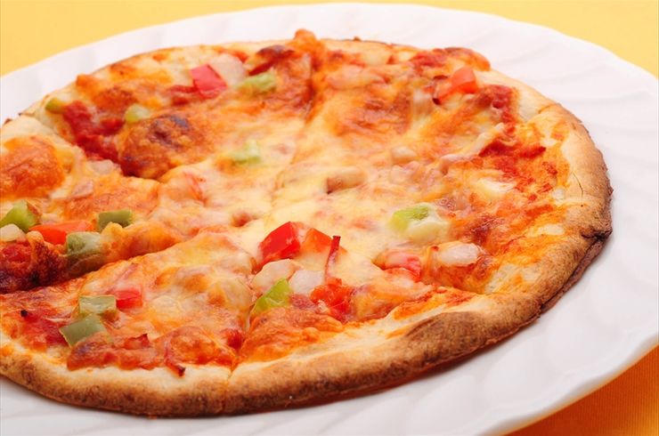 トマトベースのピザ